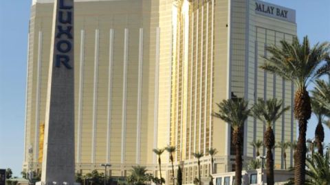 Hotel Mandalay Bay, desde donde se realizó la matanza en Las Vegas. EFE