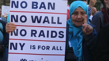 Centenares de activistas de la comunidad musulmana y pro-inmigrante marcharon frente al Hotel Trump en Washington el año pasado para denunciar la veda a inmigrantes musulmanes. Foto: María Peña/Impremedia