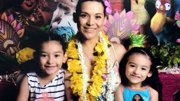 Karla Luna y sus hijas