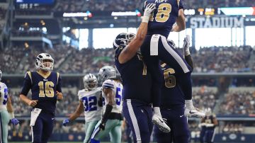 El receptor Cooper Kupp celebra con otros jugadores de los Rams tras anotar touchdown en el segundo cuarto contra Dallas el domingo. Su equipo dio un partidazo.