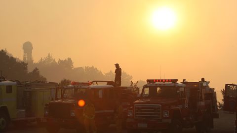 Bomberos listos para combatir incendios forestales en Pasadena.