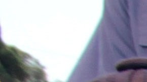 Heidi Ramírez, de cinco años, recibe un regalo y algunos consejos por parte del departamento de bomberos en la ciudad de Lynwood.