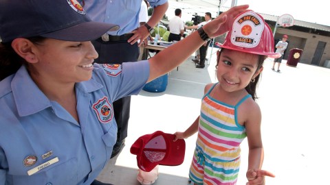 Heidi Ramírez, de cinco años, recibe un regalo y algunos consejos por parte del departamento de bomberos en la ciudad de Lynwood.