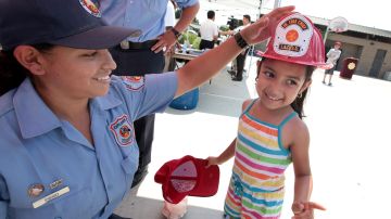 Heidi Ramírez, de cinco años, recibe un regalo y algunos consejos por parte del departamento de bomberos en la ciudad de Lynwood.