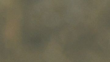 Una mujer llora al ver su hogar calcinado.