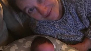 Beth Clay y su recién nacido, una incorporación para la familia muy inesperada.