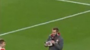 Un pequeño aficionados del Arsenal hizo un salto mortal, tras anotarle a la mascota del equipo