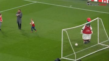 Un pequeño aficionados del Arsenal hizo un salto mortal, tras anotarle a la mascota del equipo