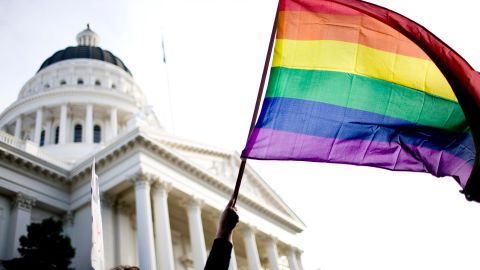 En 2008. activistas se manifestaron en Sacramento en contra de la Propuesta 8, la cual buscaba prohibir el matrimonio equitativo.