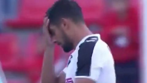 El jugador francés Mickael Gaffoor se lamenta tras anotar un increíble autogol.