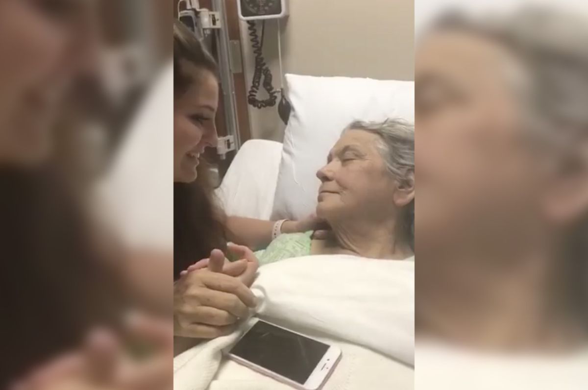 Una enferma de Nashville canta a su paciente, en estado terminal, para aliviar su dolor.