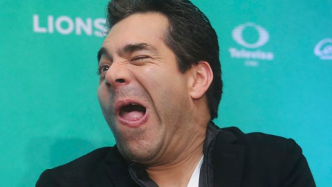 El comediante Omar Chaparro juega con sus seguidores