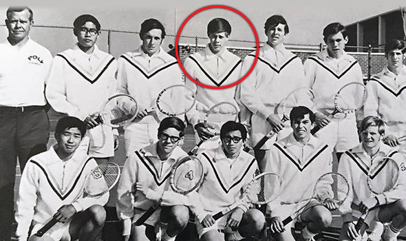 Tirador de Las Vegas posa junto a su equipo de tenis universitario en 1971
