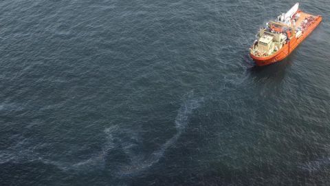 La Guardia Costera señaló que el derrame ocurrió al sureste de Venice, en Luisiana, donde aun mantienen una vigilancia marina y aérea.  EFE