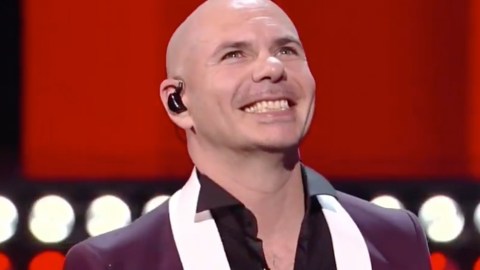 Pitbull mandó un mensaje muy inspirador a los inmigrantes en los Latin AMAs