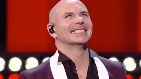 Pitbull mandó un mensaje muy inspirador a los inmigrantes en los Latin AMAs