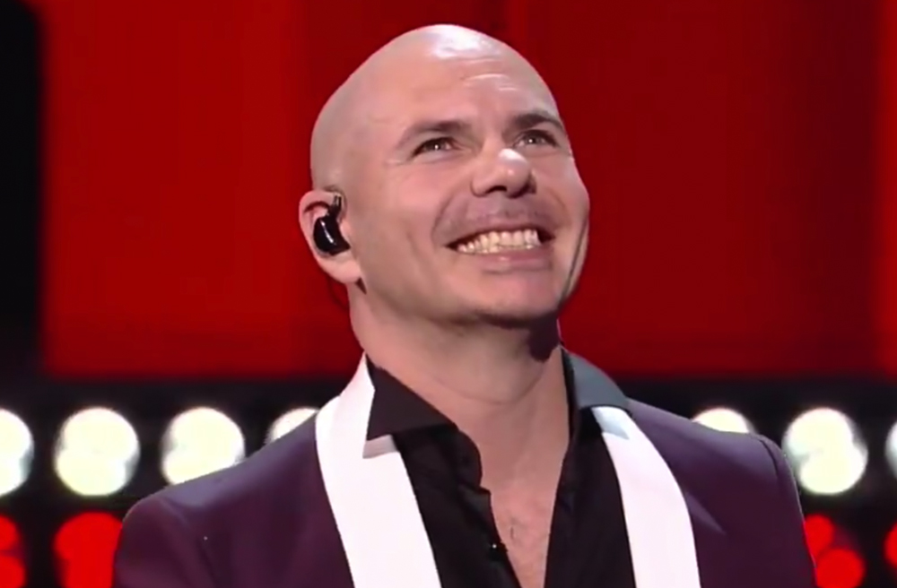 Pitbull mandó un mensaje muy inspirador a los inmigrantes en los Latin AMAs