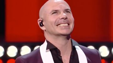 Pitbull mandó un mensaje muy inspirador a los inmigrantes en los Latin AMAs