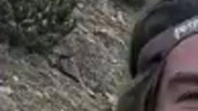 Tres excursionistas salvaron a un perro que cayó a un pozo.