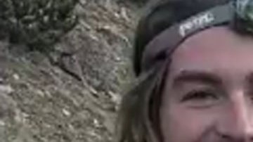 Tres excursionistas salvaron a un perro que cayó a un pozo.