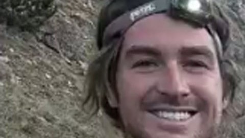 Tres excursionistas salvaron a un perro que cayó a un pozo.