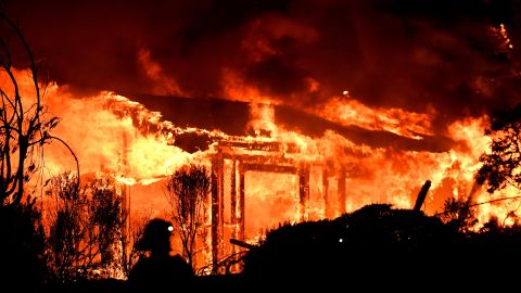 El incendio en Anaheim Hills ha destruido más de 50 edificios