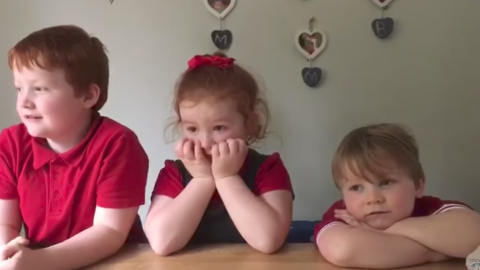 Estos tres hermanos llevaban tiempo esperando un nuevo hermanito.