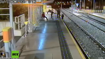 Hombre patea a otro hacia el ferrocarril