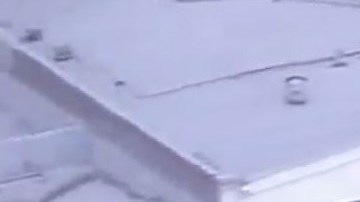 El conductor se subió a las banquetas para evadir a la policía.