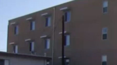 El sospechosos fue disparado cuatro veces en su apartamento