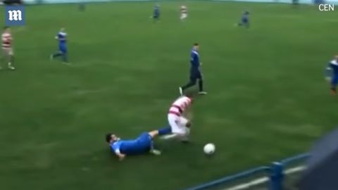 Un futbolista recibió tremenda patada en sus partes nobles y perdió un testículo