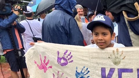 Aproximadamente 192,700 niños nacidos en EEUU tienen al menos un padre que está a punto de perder su estatus legal tras la decisión anunciada el lunes.
