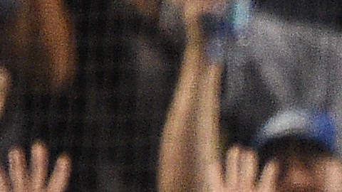 Justin Turner comienza su recorrido triunfal luego de batear un jonrón de tres carreras en el noveno inning para que los Dodgers derrotaran a Chicago 4-1 en el juego 2 de la Serie de Campeonato.