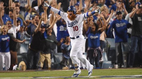 Justin Turner comienza su recorrido triunfal luego de batear un jonrón de tres carreras en el noveno inning para que los Dodgers derrotaran a Chicago 4-1 en el juego 2 de la Serie de Campeonato.