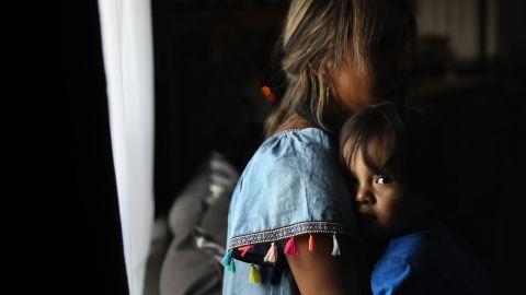 Una mujer indocumentada, oriunda del Perú, abraza a su bebé nacido en EEUU.