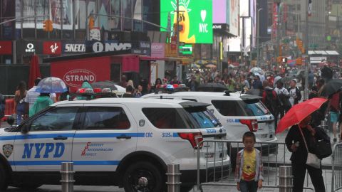 Seguridad en policias del NYPD patrullan Times Square luego de los ataques terroristas en Barcelona.