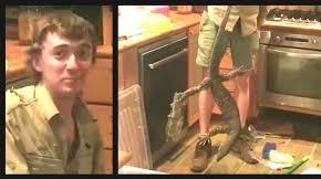 Una enorme lagartija es extraída del interior del horno.