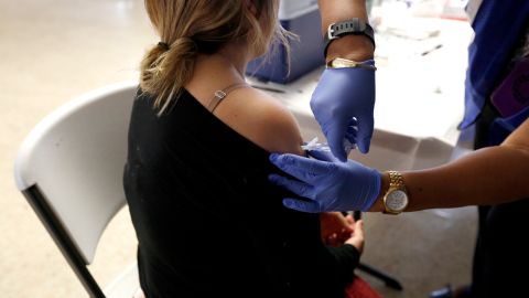 Los expertos en salud afirman que la vacuna es la mejor opción de protección.