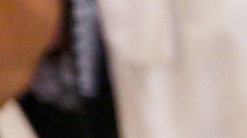 Una doctora revisa lo ojos de una paciente. (Aurelia Ventura/ La Opinion)