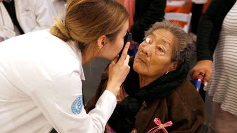 Una doctora revisa lo ojos de una paciente. (Aurelia Ventura/ La Opinion)