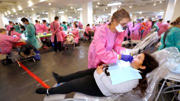 Personas reciben tratamiento dental en una megaclínica en Los Ángeles. (Aurelia Ventura/ La Opinion)