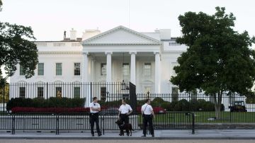 Efectivos del Servicio Secreto patrullan junto a la valla norte de la Casa Blanca en Washington DC.