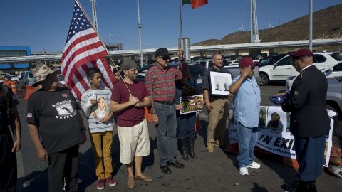 Los veteranos ondearon una bandera de EEUU.