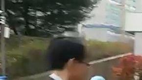 Personal de emergencia traslada al hospital al soldado norcoreano herido. EFE