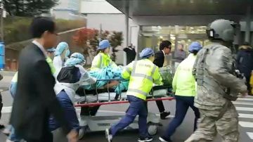 Personal de emergencia traslada al hospital al soldado norcoreano herido. EFE