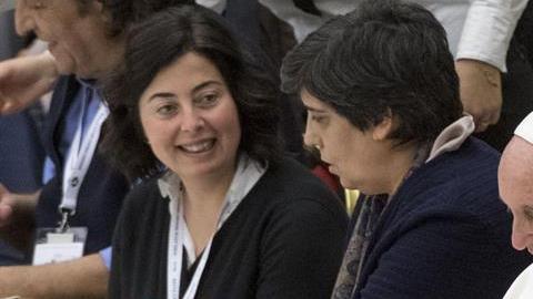 El  Sumo Pontífice comparte los alimentos con los pobres. /EFE