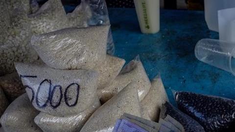 Bolsas de leche a la venta en un puesto informal en una calle de Caracas./EFE