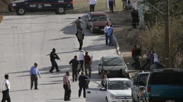 Autoridades rodean el lugar de un crimen en Ciudad Juárez.