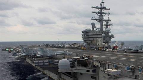 Vista del portaaviones estadounidense USS Ronald Reagan mientras participa en unas maniobras militares. EFE