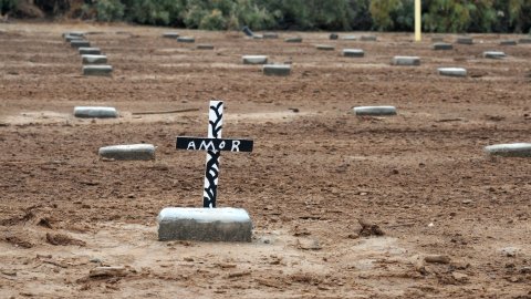 Las tumbas sin nombre de Holtville, recordatorios del peligro de la frontera.